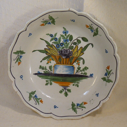 Grand bol « Fiancé Never » du XVIIIe siècle, décoré d'un panier à pain et de fleurs.