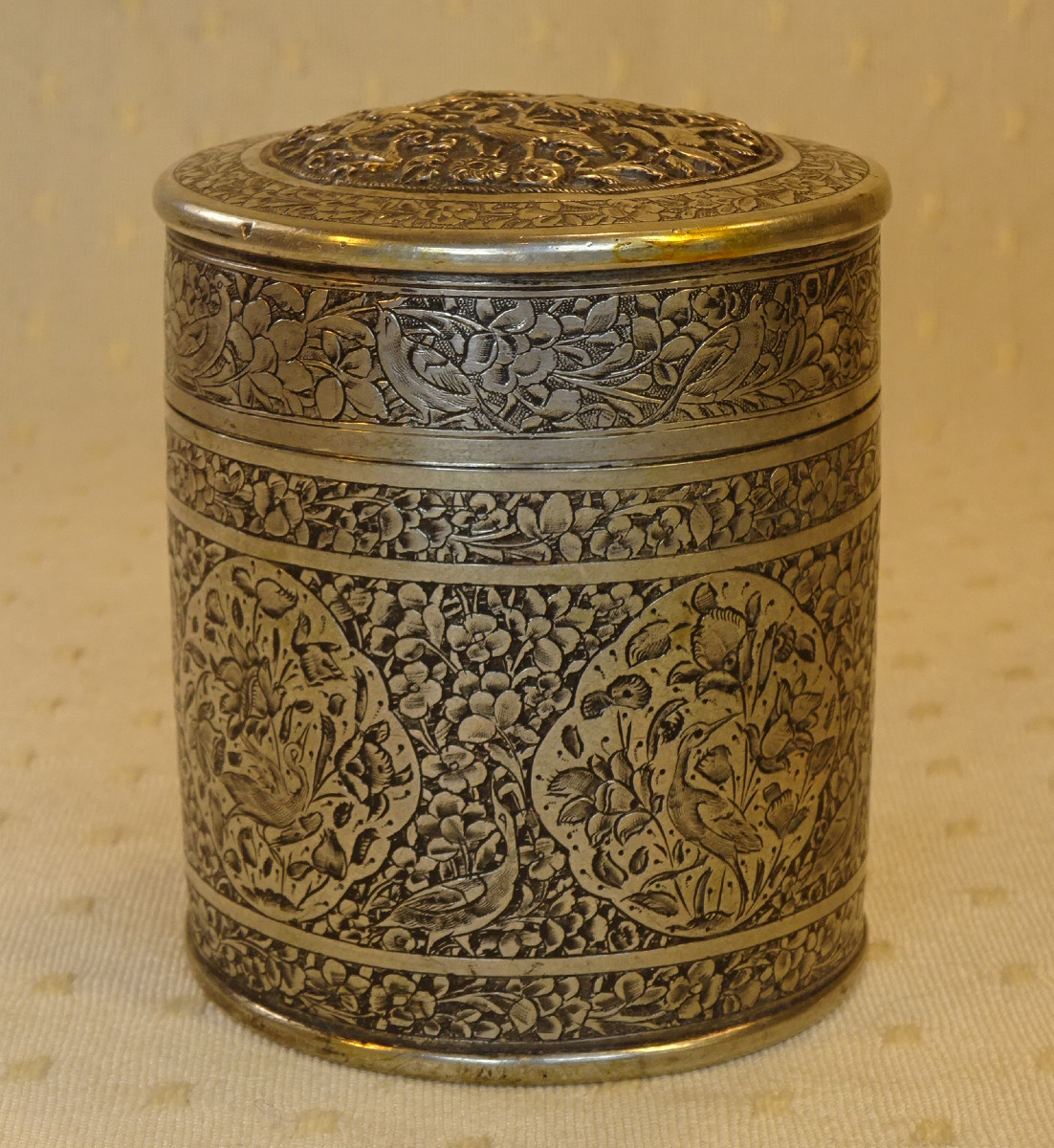Boîte Tabac Ronde En Argent Persan à Décor Gravé Et En Relief. XIXe Siècle.