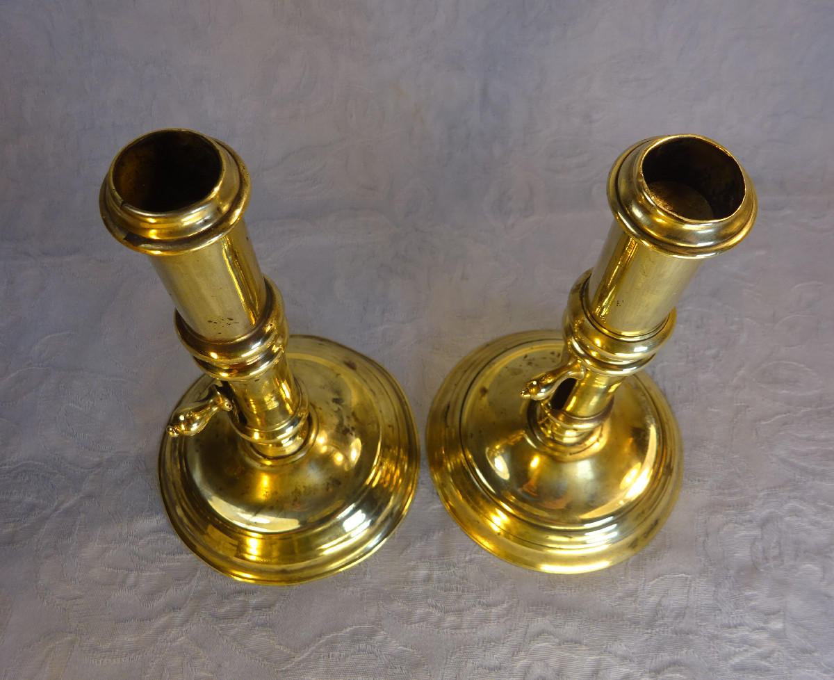 Paire de bougeoirs à poussoir en laiton du XVIIIe siècle-photo-2