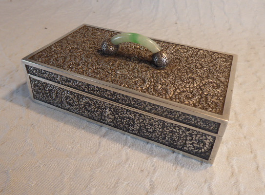 Boîte en argent cambodgienne de très haute qualité avec anse en jade, datant des années 1920.