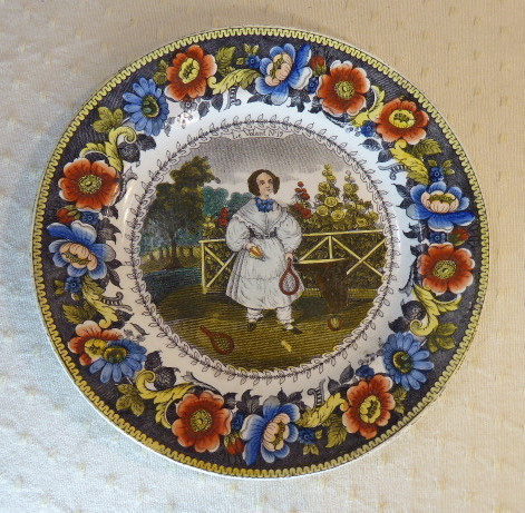 Quatre assiettes polychromes de Creil présentent différentes scènes de jeu d'enfants.-photo-2