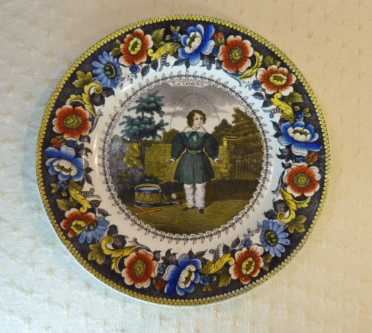 Quatre assiettes polychromes de Creil présentent différentes scènes de jeu d'enfants.-photo-3