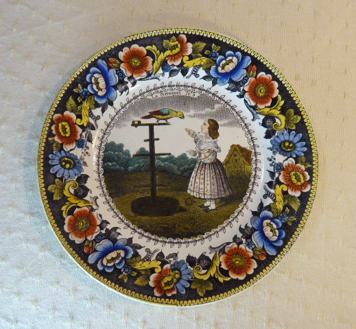 Quatre assiettes polychromes de Creil présentent différentes scènes de jeu d'enfants.-photo-1