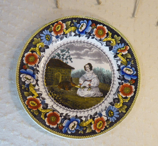 Quatre assiettes polychromes de Creil présentent différentes scènes de jeu d'enfants.-photo-2