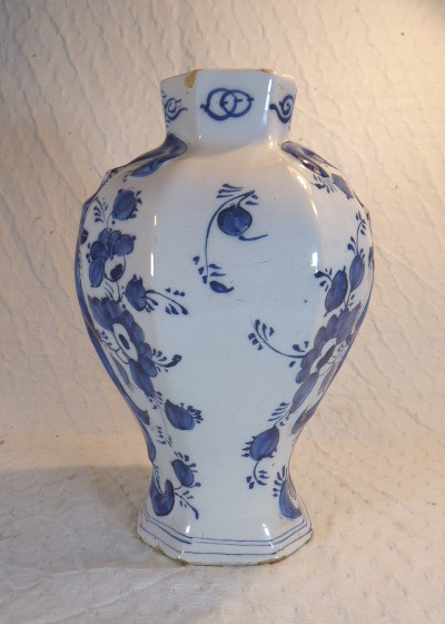  Grand vase hollandais de Delft du XVIIIe siècle, orné d'une scène figurative inhabituelle.-photo-2