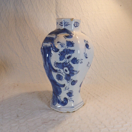 Grand vase hollandais de Delft du XVIIIe siècle, orné d'une scène figurative inhabituelle.-photo-3