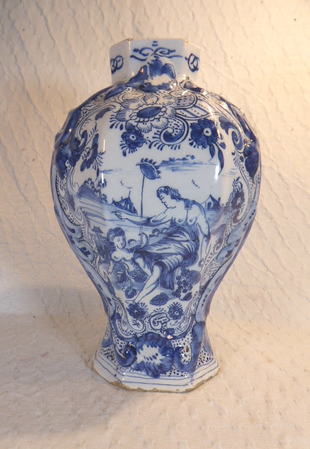  Grand vase hollandais de Delft du XVIIIe siècle, orné d'une scène figurative inhabituelle.