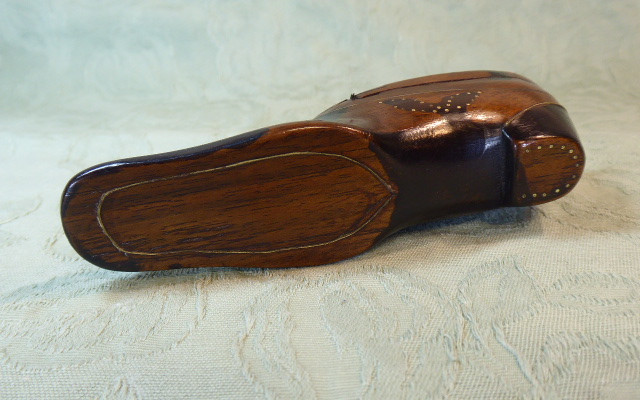 A 19th-century Carved Wooden Snuffbox In The Shape Of A Shoe, Adorned With A Portrait-photo-1