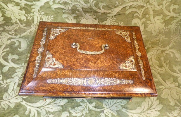 Sarcophagus-shaped Casket In Maple Burl, Adorned With Gilt Bronze. -photo-2