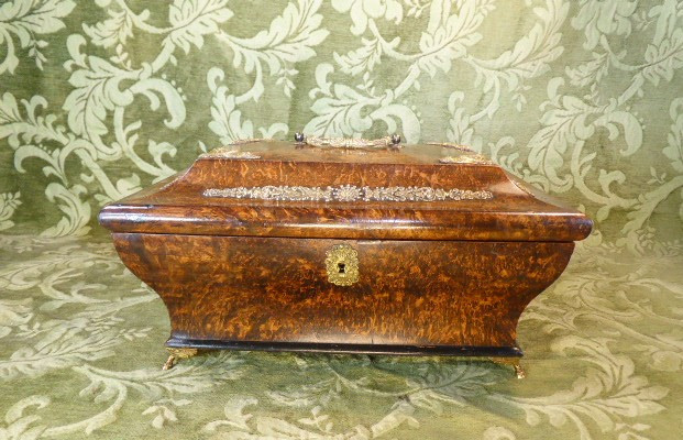 Sarcophagus-shaped Casket In Maple Burl, Adorned With Gilt Bronze. -photo-3