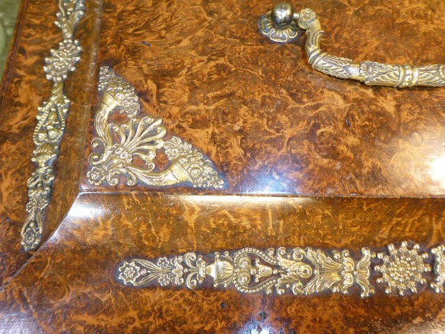 Sarcophagus-shaped Casket In Maple Burl, Adorned With Gilt Bronze. -photo-4