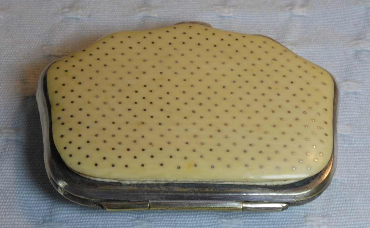 Silver-inlaid Resin Purse And Missal, Presented In Their Original Case. 1880s.-photo-3