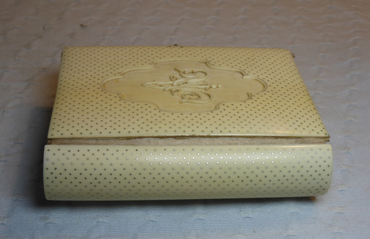 Silver-inlaid Resin Purse And Missal, Presented In Their Original Case. 1880s.-photo-3