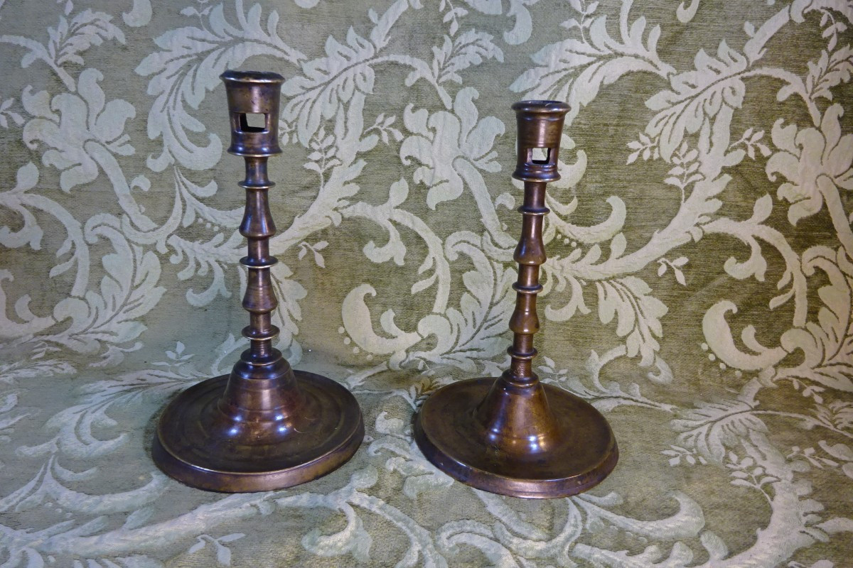 Paire de chandeliers gothiques en bronze massif, fin XVe/début XVIe siècle