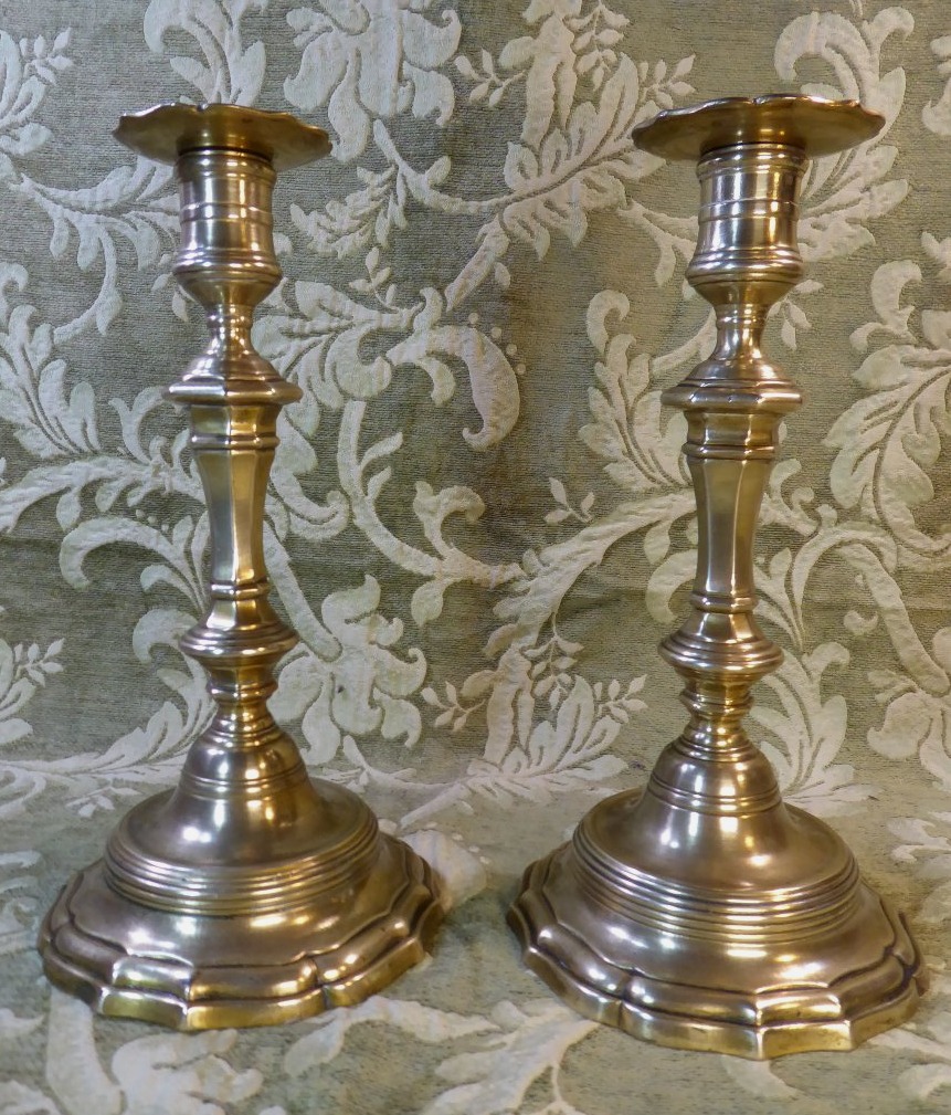 Très grands chandeliers en laiton du XVIIIe siècle.