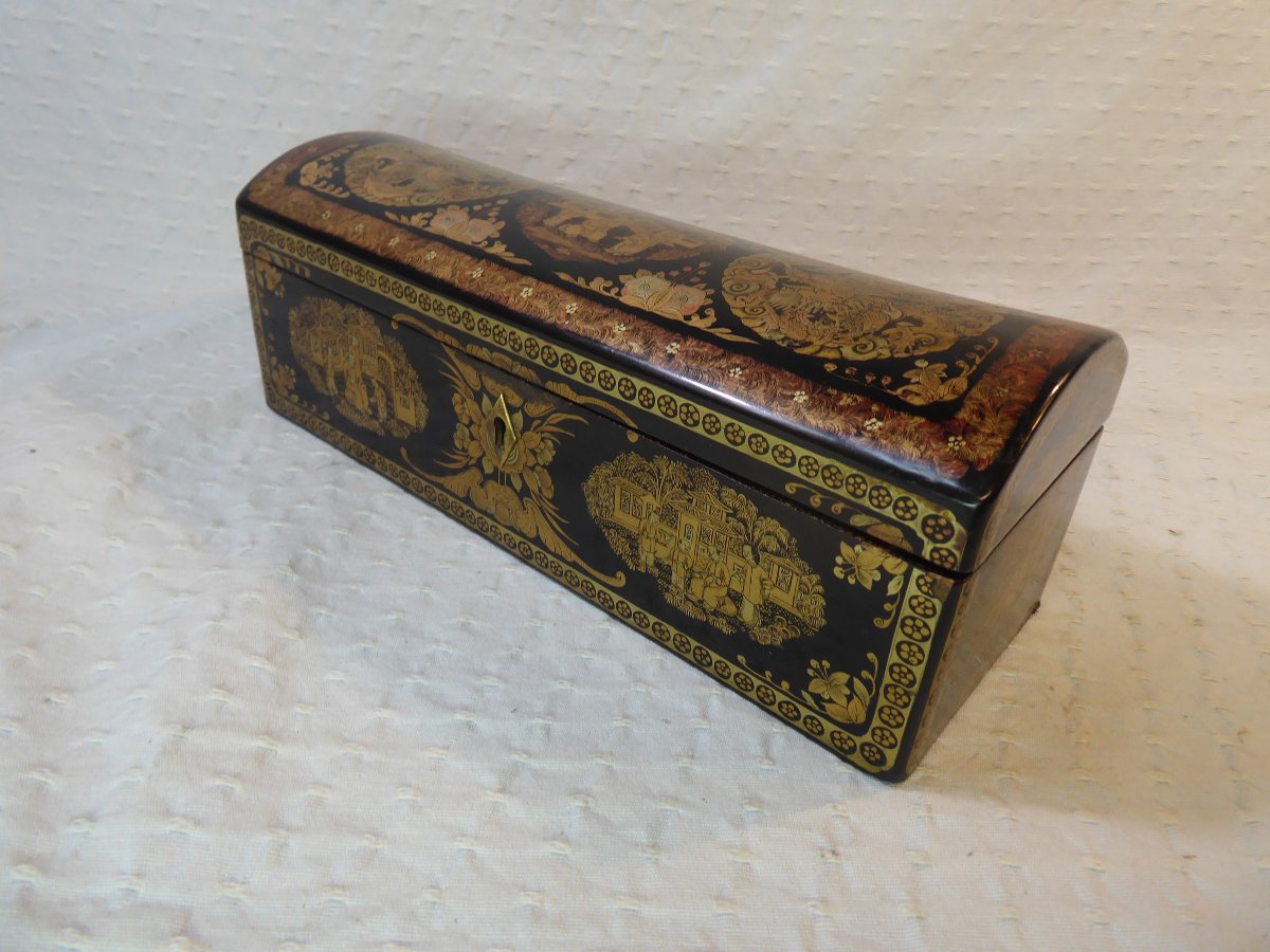 Chinese Box In Black Lacquer With Gold Leaf, 19th Century.