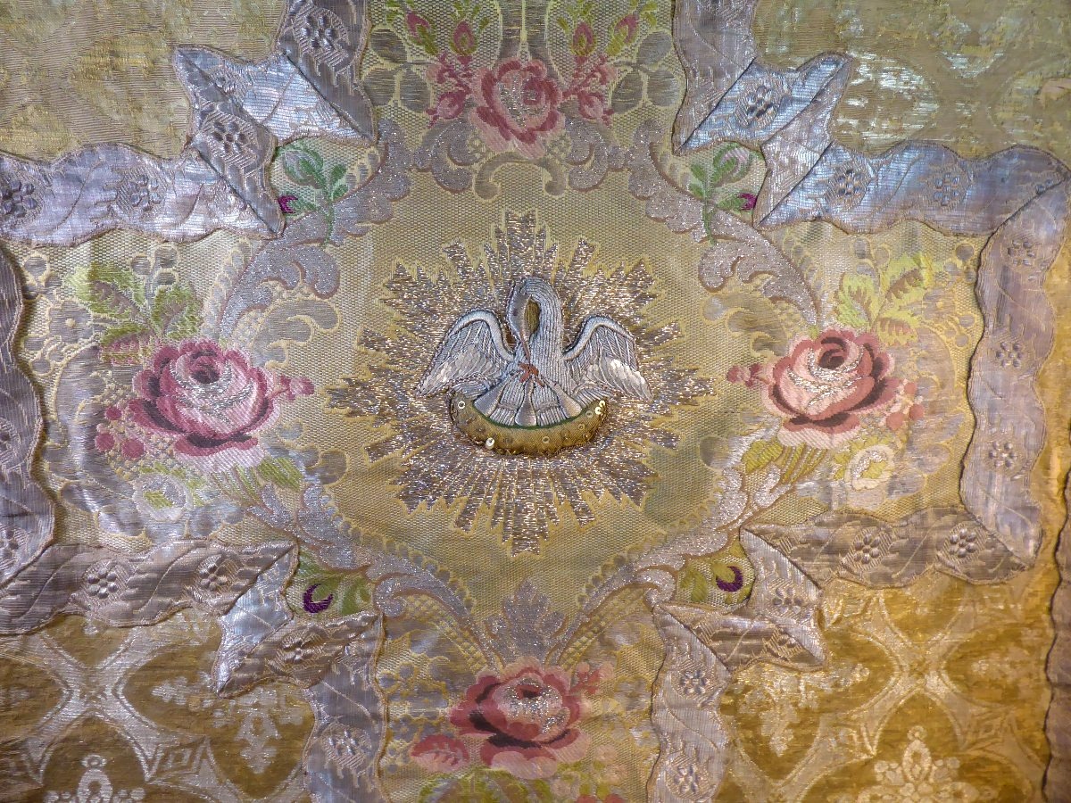 Chasuble française du XVIIIe siècle en brocart d'argent ornée du pélican de piété.-photo-2