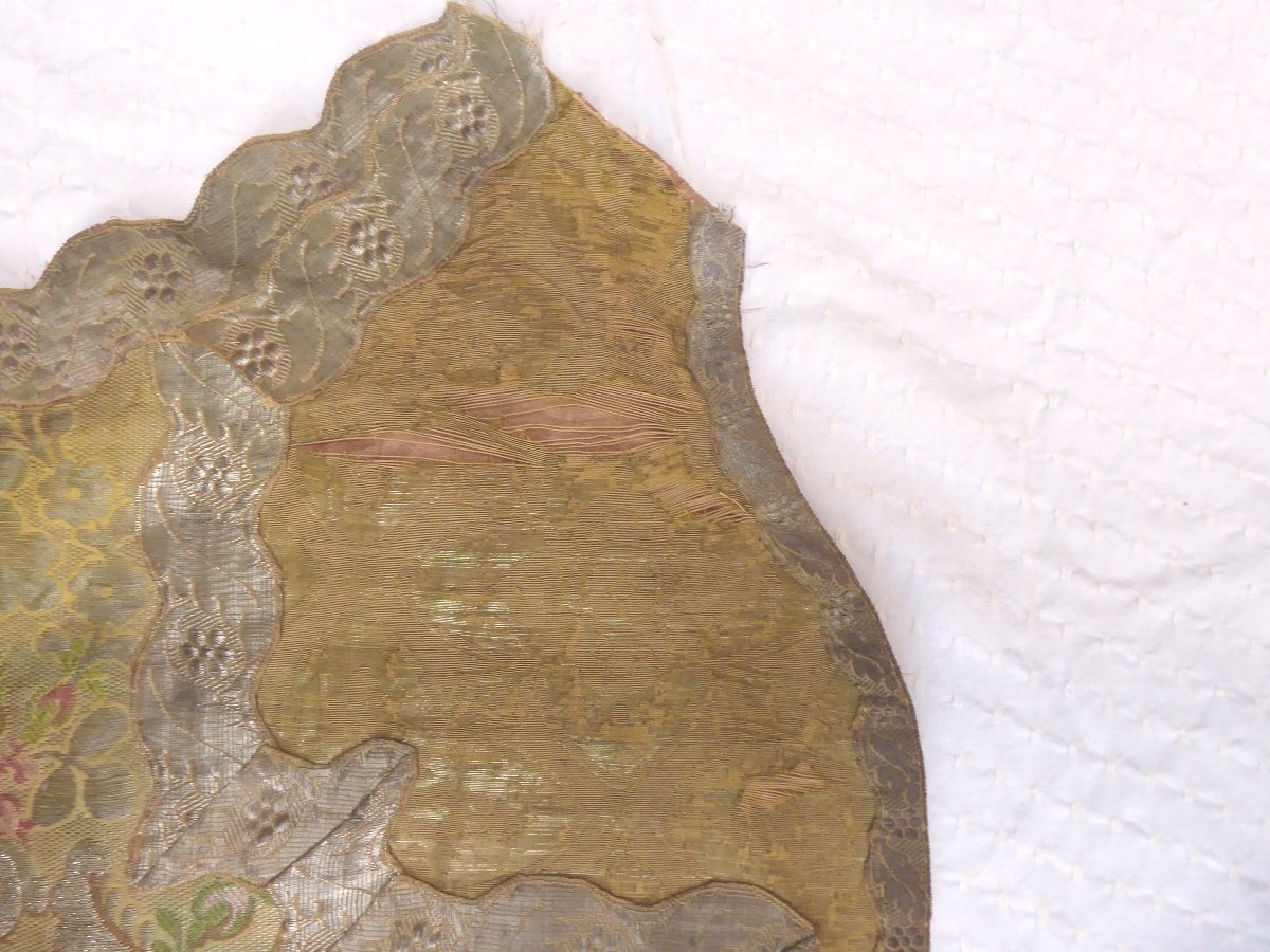 Chasuble française du XVIIIe siècle en brocart d'argent ornée du pélican de piété.-photo-4