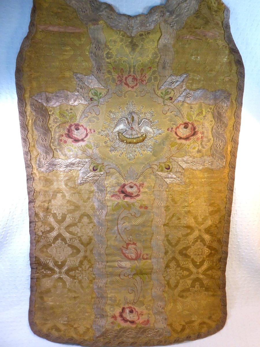 Chasuble française du XVIIIe siècle en brocart d'argent ornée du pélican de piété.