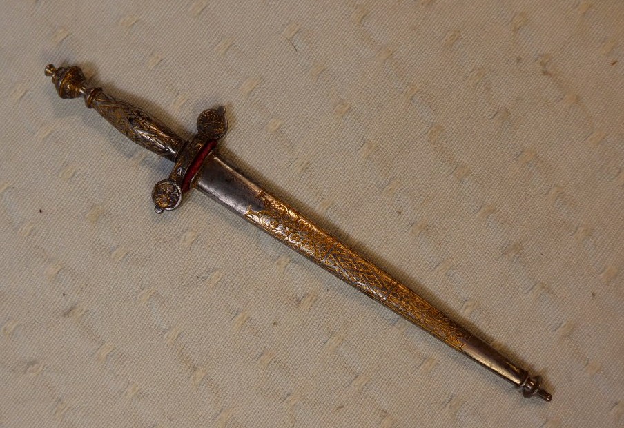    Poignard miniature de Tolède du XIXe siècle.