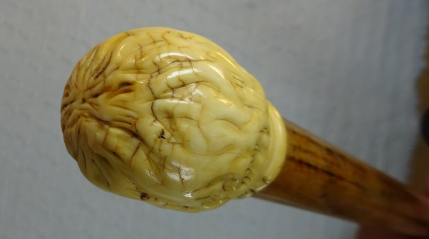 Canne du XVIIIe siècle à pommeau en os figurant une tête de lion aux traits humanisés.-photo-4