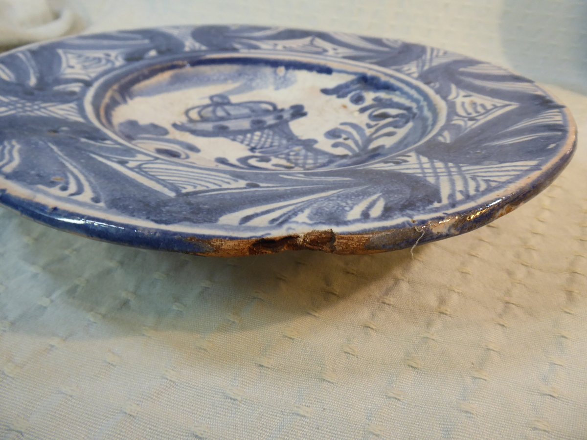 A Pair Of Talavera (spain) Earthenware Plates With Blue-and-white Decoration, Dating From Around 167-photo-2