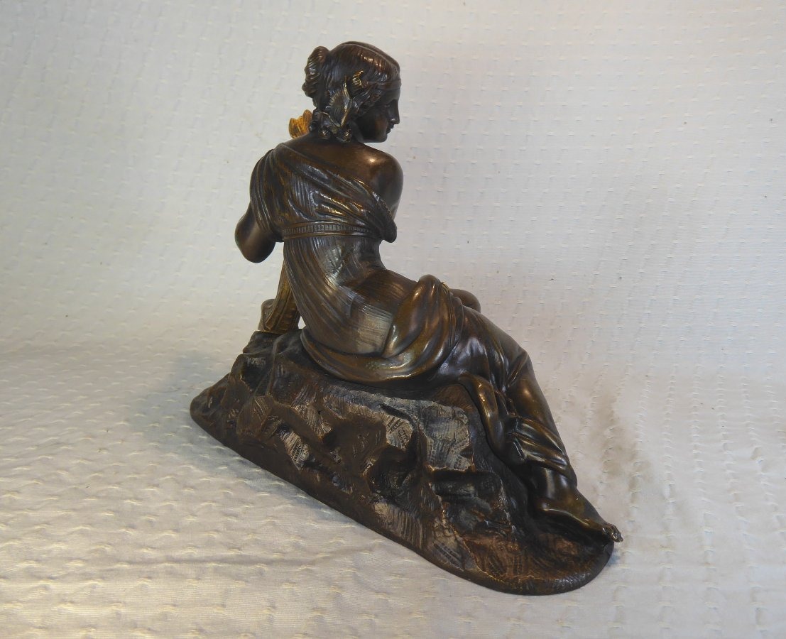 Une sculpture en bronze du XIXe siècle représentant une jeune femme jouant de la harpe.-photo-2