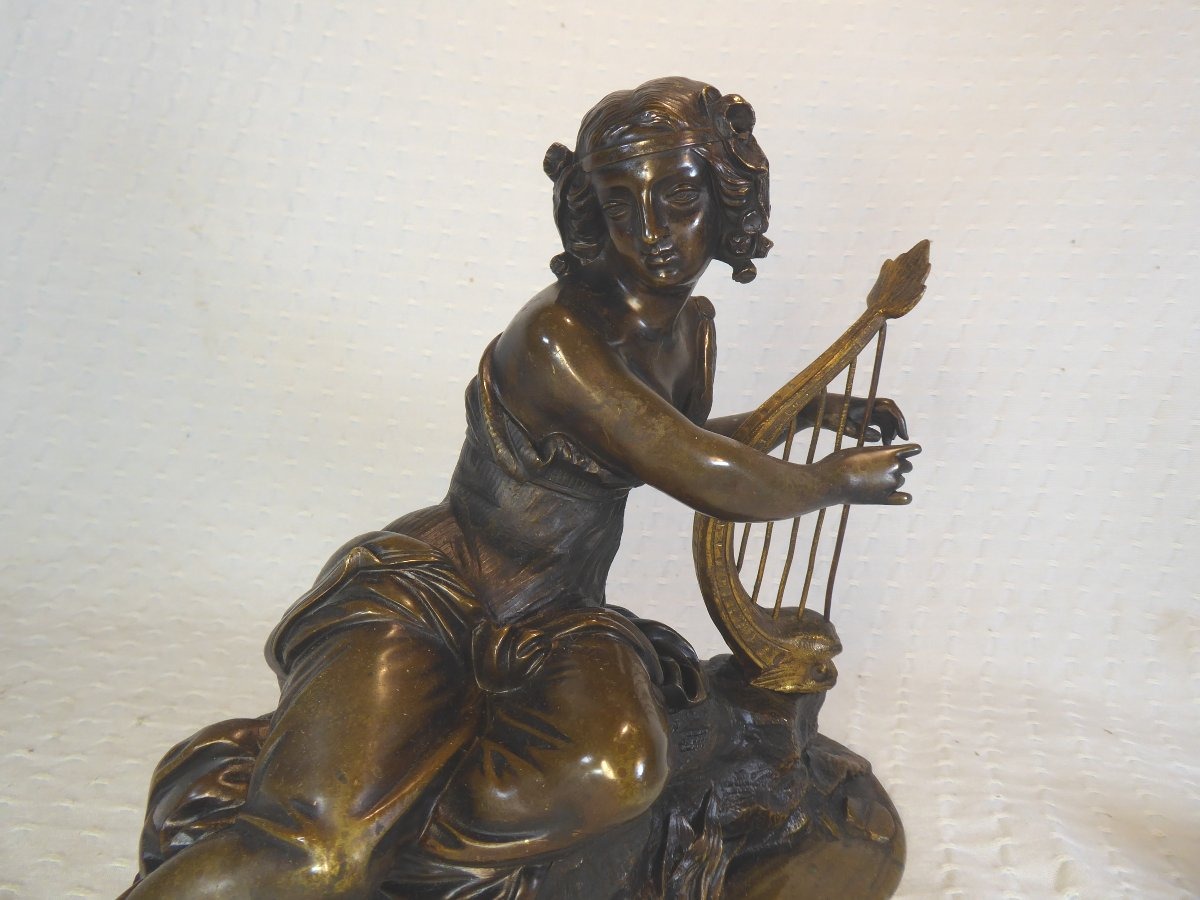 Une sculpture en bronze du XIXe siècle représentant une jeune femme jouant de la harpe.-photo-3