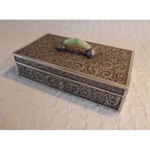 Boîte en argent cambodgienne de très haute qualité avec anse en jade, datant des années 1920.