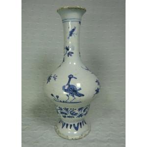 Petit vase à roses de fiancé, Nevers, vers 1720-1750.