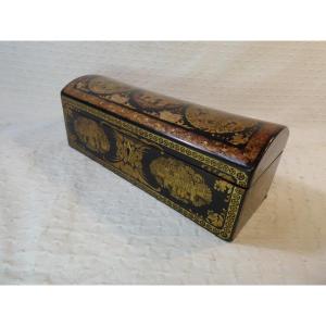 Boîte chinoise en laque noire et dorure, XIXe siècle.