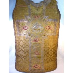 Chasuble française du XVIIIe siècle en brocart d'argent ornée du pélican de piété.