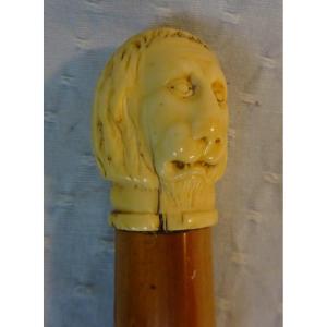 Canne du XVIIIe siècle à pommeau en os figurant une tête de lion aux traits humanisés.