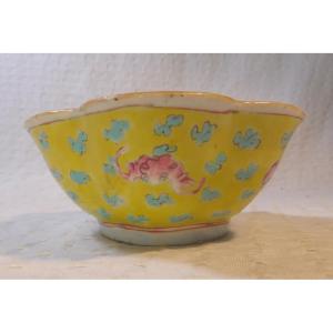 A Six-lobed Chinese Polychrome Bowl In The “nyonya” Style, Dating From The Tongzhi Era.