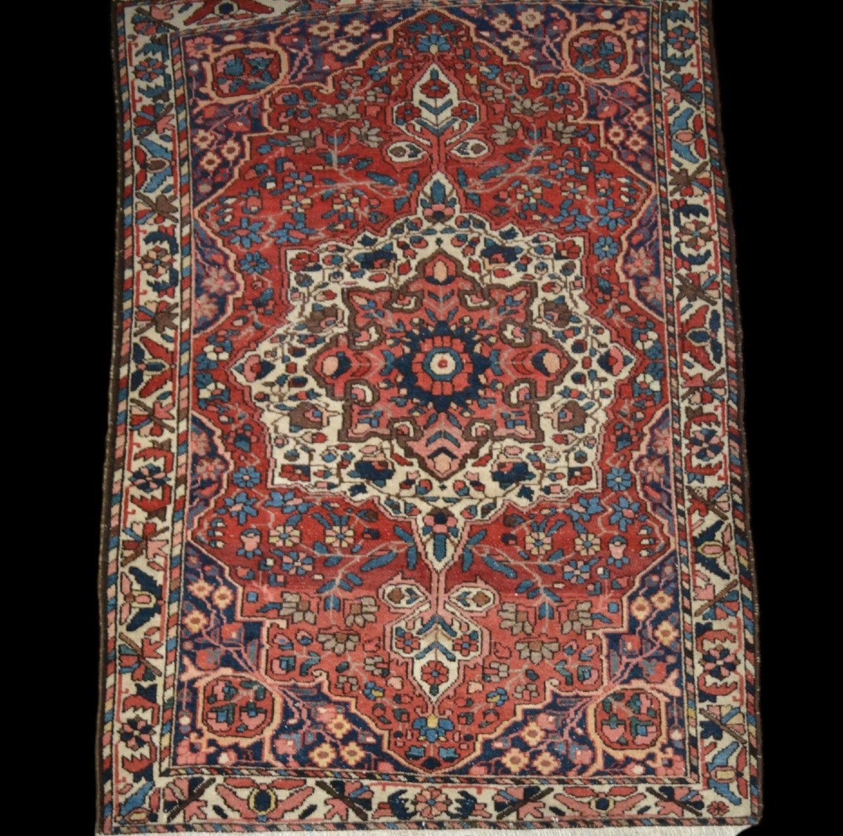 Tapis ancien Bakhtiar, 137 x 194 cm, laine nouée main en Iran, première partie du XXème siècle 