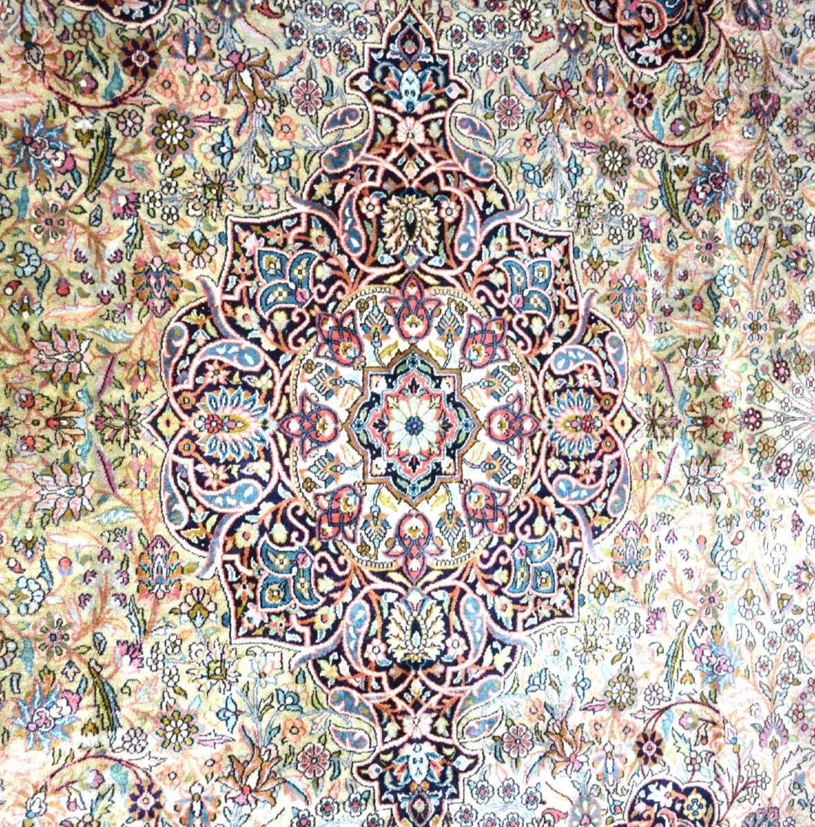 Tapis soie du Cachemire, 236 cm x 330 cm, soie nouée main vers 1970, Cachemire, nord de l'Inde