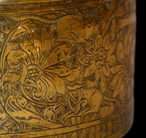 Kadjar Art, Carved Copper Box Of Seated Princes, Flowers, Hare, Cat, And Birds, 19th Century-photo-5