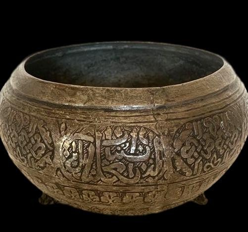 Tas, Engraved Tinned Copper Tripod Basin, Syria? From The 19th Century, Beautiful Calligraphy-photo-1