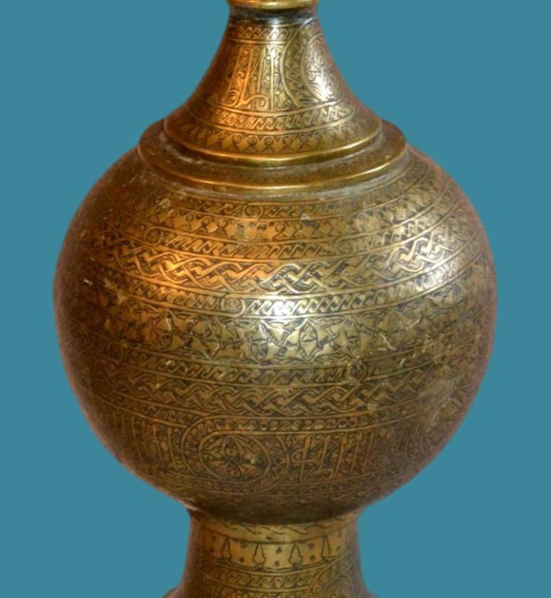 Important vase Ht 63 cm, en laiton ciselé, Art Islamique du XVIII / XIXème siècle-photo-4