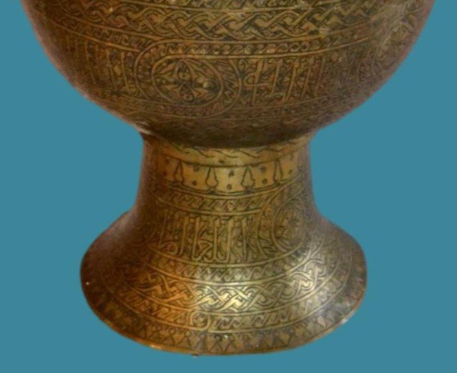 Important vase Ht 63 cm, en laiton ciselé, Art Islamique du XVIII / XIXème siècle-photo-1