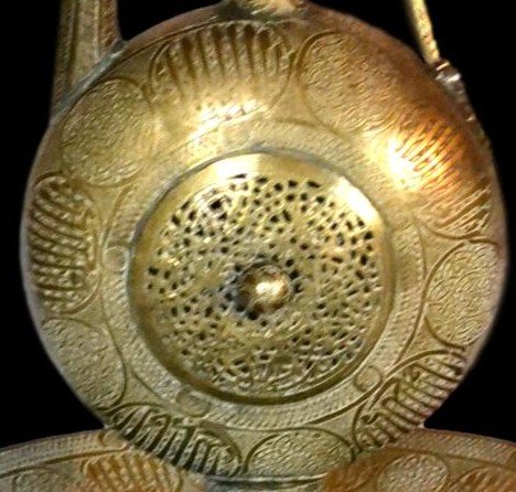 Important Ewer (h75 Cm) In Chiseled Brass, Daghestan, Caucasus, Second Part Of The 19th Century-photo-1