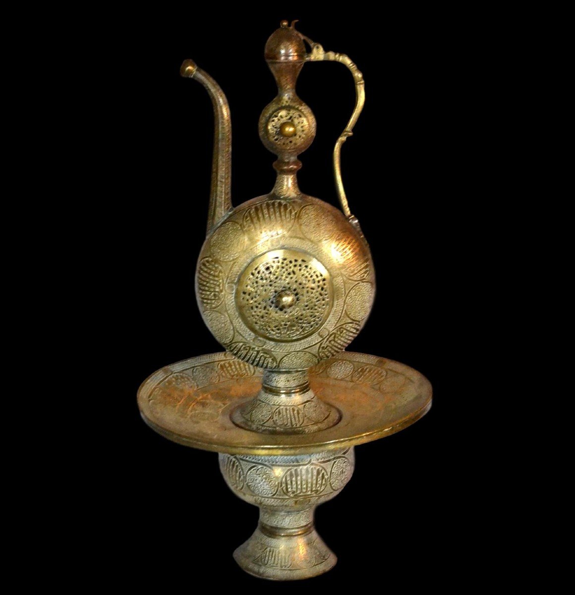 Important Ewer (h75 Cm) In Chiseled Brass, Daghestan, Caucasus, Second Part Of The 19th Century