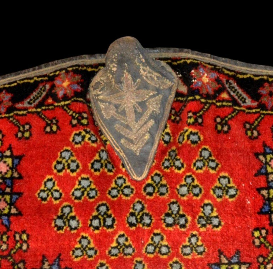 Tapis de selle, brodé, frangé, cuir, 82 x 87 cm, laine nouée main en Asie Centrale début XXème-photo-3