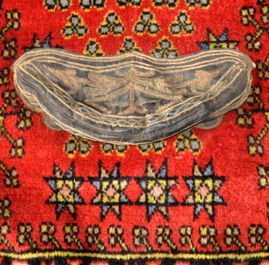 Tapis de selle, brodé, frangé, cuir, 82 x 87 cm, laine nouée main en Asie Centrale début XXème-photo-4