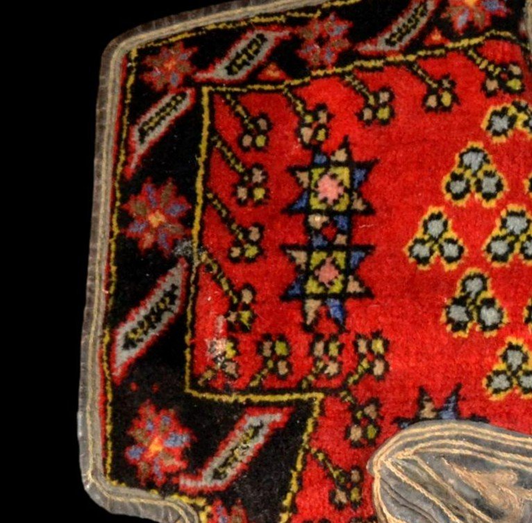 Tapis de selle, brodé, frangé, cuir, 82 x 87 cm, laine nouée main en Asie Centrale début XXème-photo-1