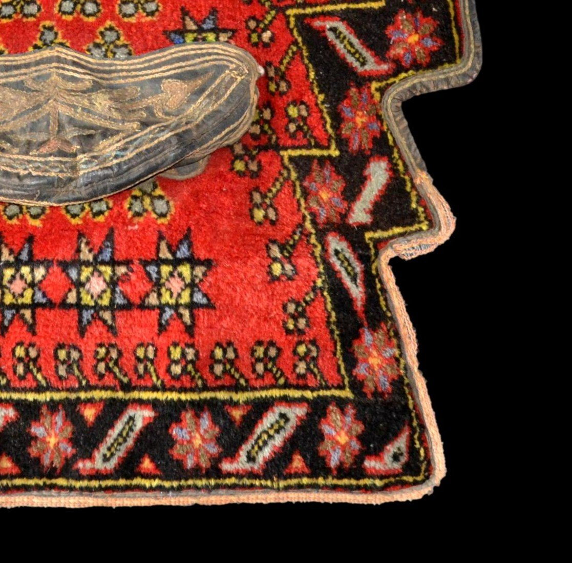 Tapis de selle, brodé, frangé, cuir, 82 x 87 cm, laine nouée main en Asie Centrale début XXème-photo-4