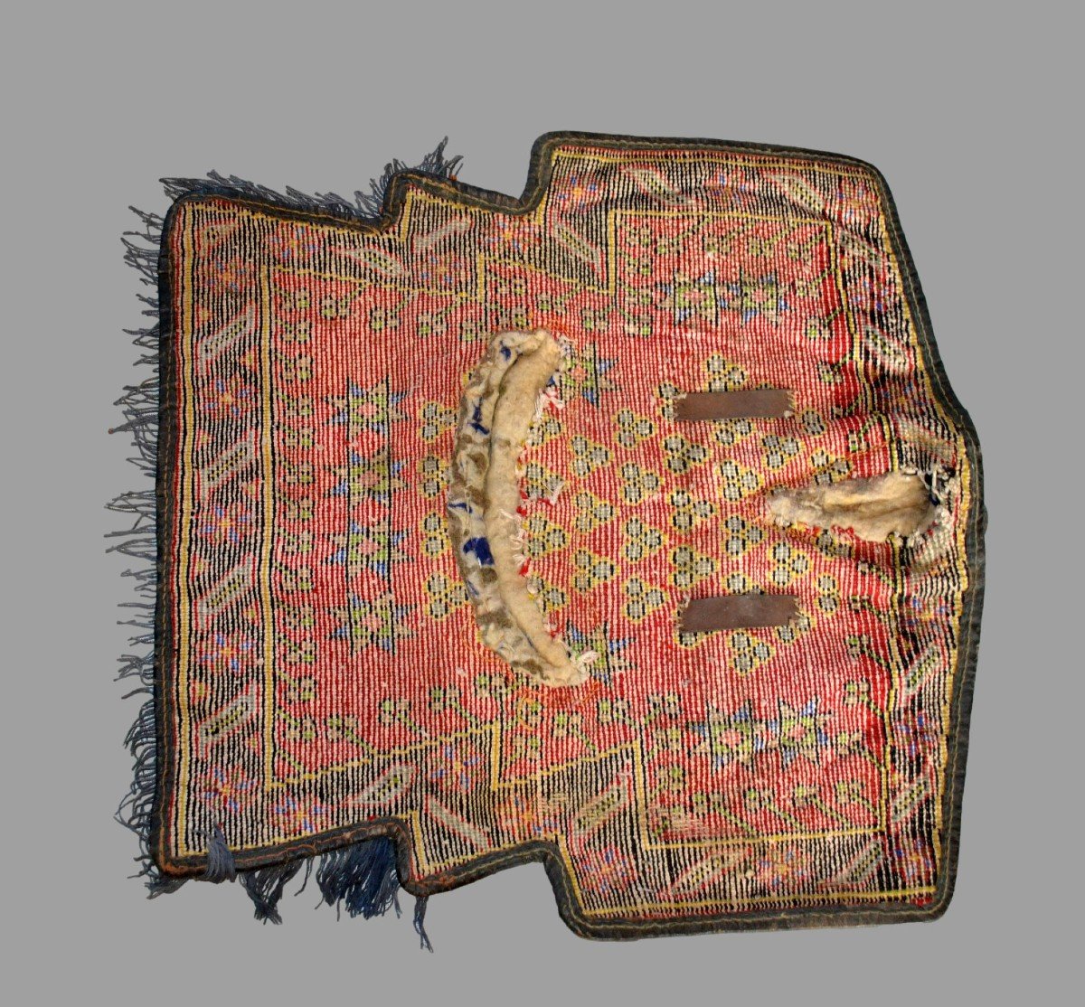 Tapis de selle, brodé, frangé, cuir, 82 x 87 cm, laine nouée main en Asie Centrale début XXème-photo-5
