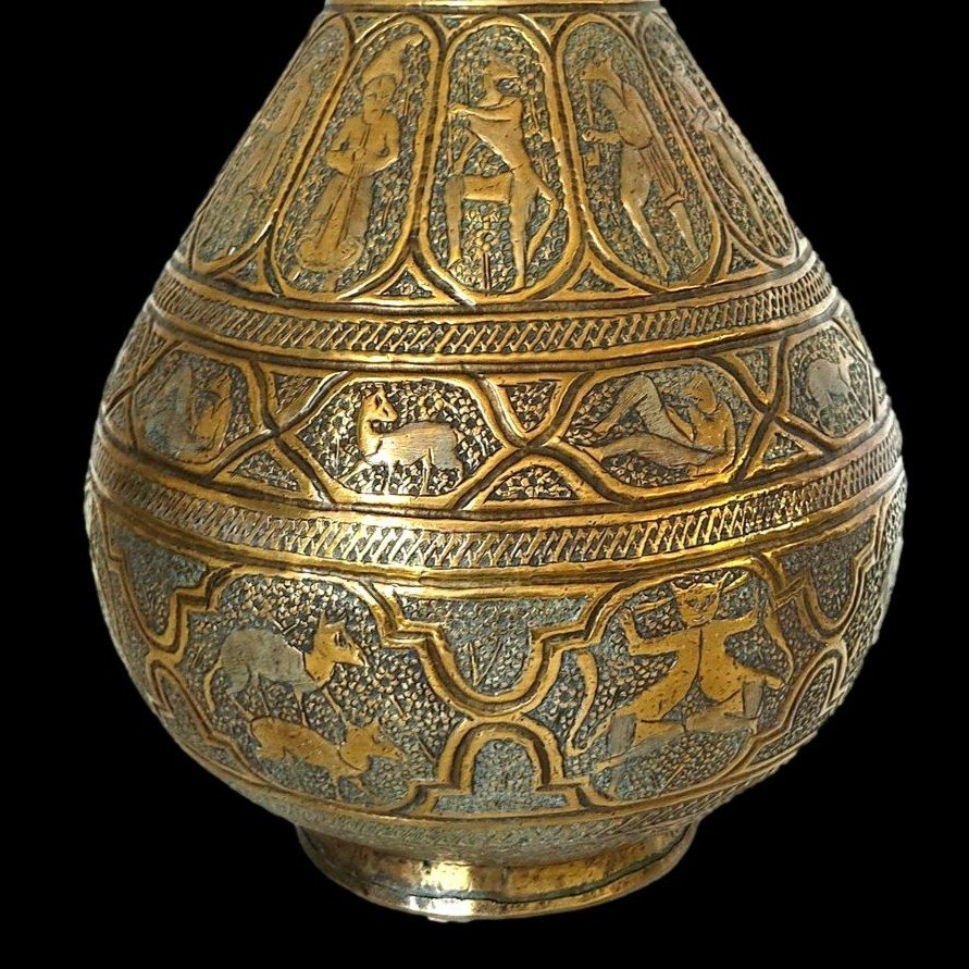 Important vase, Ht 44 cm, Indo-perse, en laiton ciselé de nombreuses scènes, XIXème siècle-photo-2