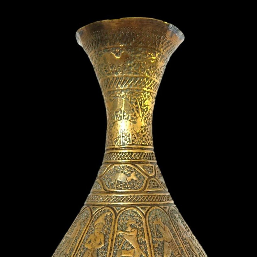 Important vase, Ht 44 cm, Indo-perse, en laiton ciselé de nombreuses scènes, XIXème siècle-photo-3