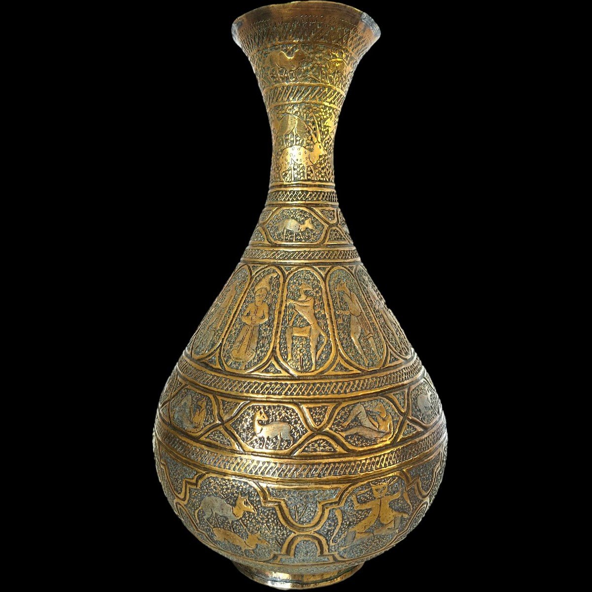 Important vase, Ht 44 cm, Indo-perse, en laiton ciselé de nombreuses scènes, XIXème siècle-photo-4